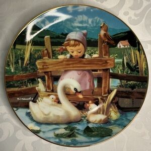 M.J. HUMMEL PLATE “FEATHERED FRIENDS”